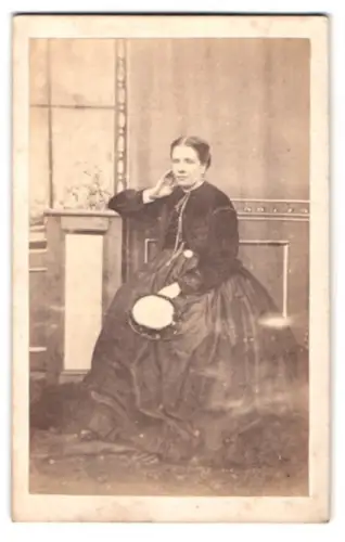 Fotografie unbekannter Fotograf und Ort, Frau mit Hut in elegantem Kleid