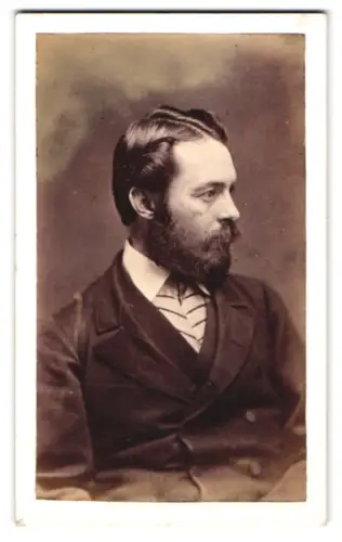 Fotografie unbekannter Fotograf und Ort, Porträt eines Mannes in Anzug