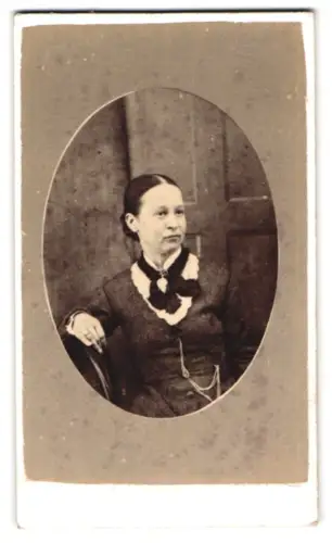 Fotografie unbekannter Fotograf und Ort, Dame in eleganter Kleidung