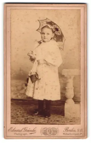 Fotografie Eduard Grünke, Berlin, Michaelkirchplatz 8, Mädchen mit Sonnenschirm