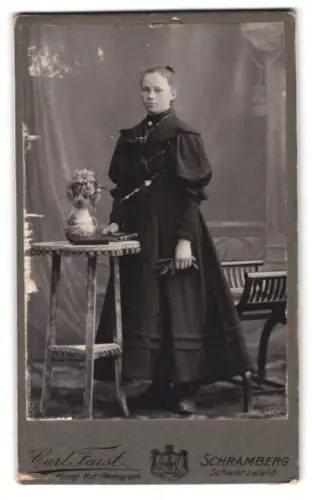 Fotografie Carl Faist, Schramberg i. Schwarzwald, Berneck-Str. 10, Jugendliche im dunklen Kleid neben einem Tisch