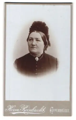 Fotografie Herm. Reinbrecht, Coppenbrügge, Porträt einer Frau mit Kopfbedeckung
