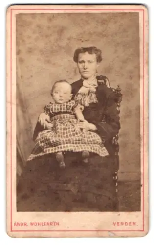 Fotografie Andr. Wohlfarth, Verden, Hinterstrasse, Frau mit Kleinkind auf dem Schoss