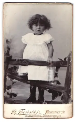 Fotografie Ph. Theobald jr., Frankfurt am Main, Scharnhorststr. 50, Kind im weissen Kleid
