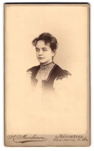 Fotografie A. Monbaron, Neuchâtel, Rue de l`Hôpital 17, Porträt einer jungen Frau