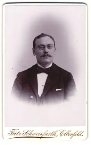 Fotografie Fritz Schweisfurth, Elberfeld, Herzogs-Strasse 41, Porträt eines Mannes mit Brille und Schnurrbart