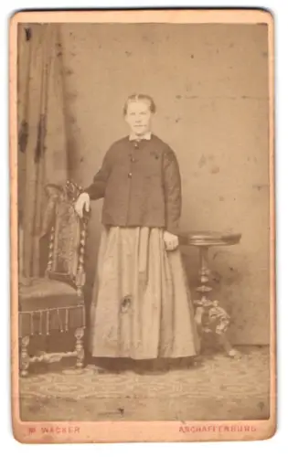 Fotografie M. Wacker, Aschaffenburg, Weissenburger Strasse 201, Dame stehend neben Stuhl