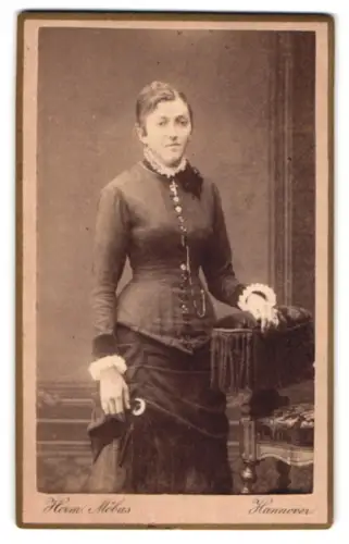 Fotografie Herm. Möbus, Hannover, Augustenstr. 15, Dame im eleganten Kleid