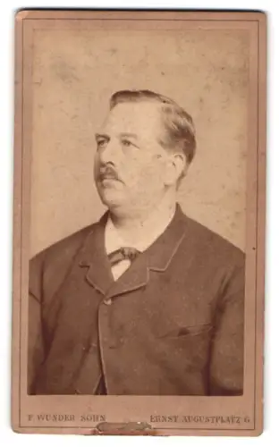 Fotografie F. Wunder Sohn, Hannover, Ernst-Augustplatz 6, Porträt eines Mannes