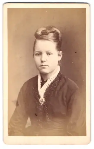 Fotografie Georg Aulmann, Offenbach a. M., Hospitalstrasse 16, Porträt einer jungen Frau