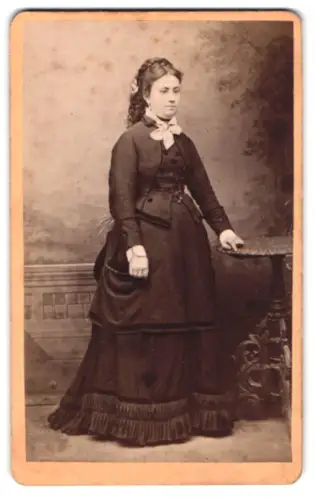 Fotografie J. Heer, Tauberbischofsheim, Frau in elegantem Kleid