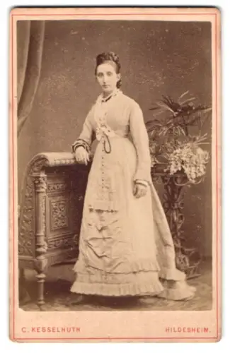 Fotografie C. Kesselhuth, Hildesheim, Langerhagen 1675, Frau in elegantem Kleid