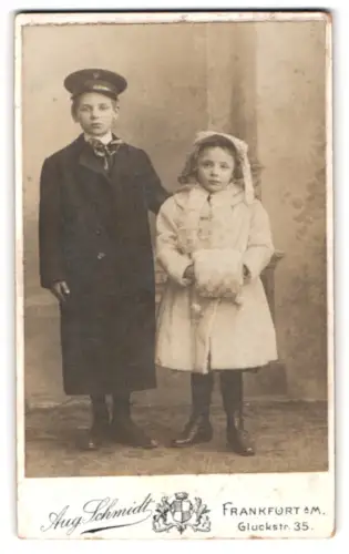 Fotografie Aug. Schmidt, Frankfurt a. M., Glückstr. 35, zwei Kinder in eleganter Kleidung