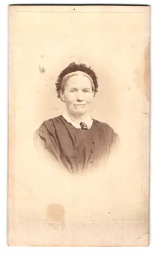 Fotografie Georg Aulmann, Offenbach a. M., Hospitalstrasse, Porträt einer älteren Frau