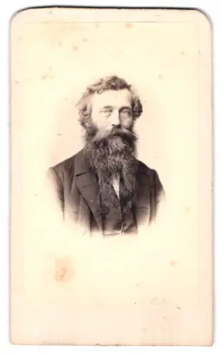 Fotografie J. Klauer, Offenbach am Main, am Bahnhof, Porträt eines Mannes mit Bart