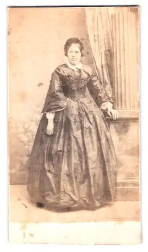 Fotografie C. Schumacher, Offenbach am Main, Frau in elegantem Kleid