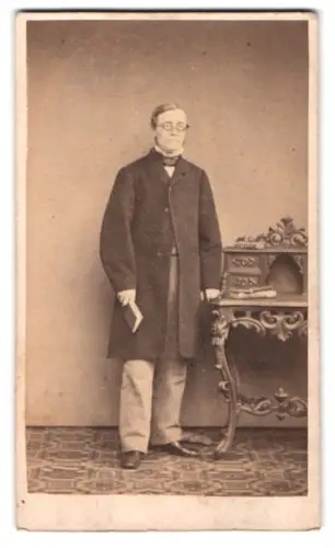 Fotografie Osw. Steinbach, Hamburg, ABC Strasse 48, Porträt eines Herrn mit Buch