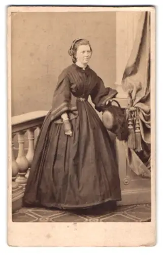 Fotografie unbekannter Fotograf und Ort, Dame im eleganten Kleid