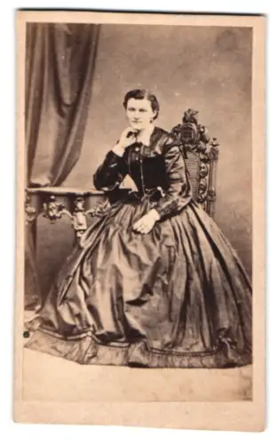 Fotografie unbekannter Fotograf und Ort, Frau im eleganten Kleid