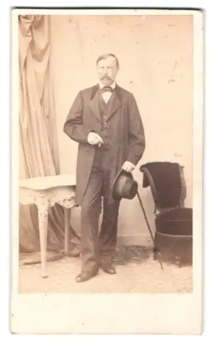 Fotografie J. Klauer, Offenbach, am Bahnhof, Eleganter Herr mit Zylinder