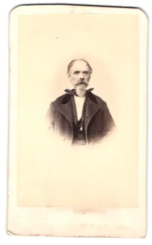 Fotografie J. Klauer, Offenbach am Main, am Bahnhof, Porträt eines älteren Herrn