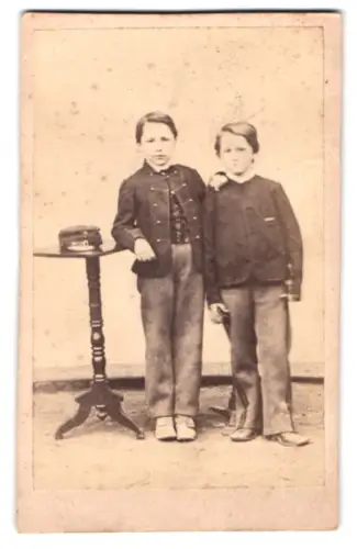 Fotografie unbekannter Fotograf und Ort, Zwei Jungen in Uniform mit Tisch