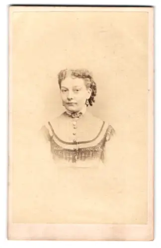 Fotografie James Monte, Camden Town, High Street 56, Porträt einer jungen Frau