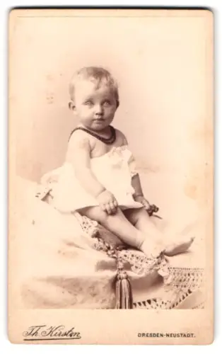 Fotografie Th. Kirsten, Dresden, Bautznerstrasse 77, Porträt eines Kleinkindes