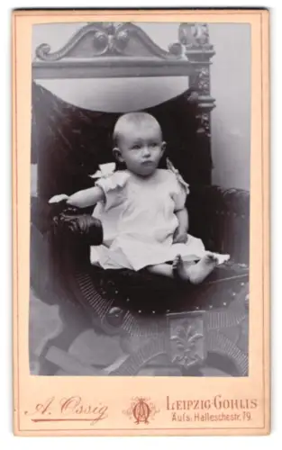 Fotografie A. Ossig, Leipzig-Gohlis, Halleschestrasse 79, Kleinkind auf Stuhl