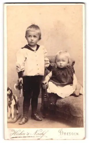 Fotografie Hahn`s Nachf., Dresden, Waisenhausstrasse 16, Zwei Kinder mit Spielzeugpferd