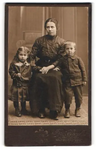 Fotografie Ferd. Zinck, Hildburghausen, Mutter mit zwei Kindern