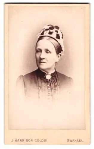 Fotografie J. Harrison Goldie, Swansea, Temple Street 7, Porträt einer Dame mit Haube