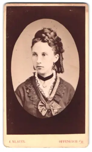 Fotografie J. Klauer, Offenbach a. M., Domstrasse 65, Porträt einer Dame
