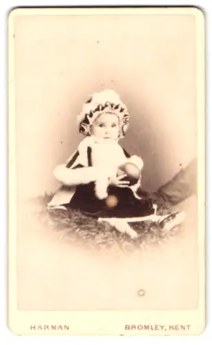 Fotografie Harman, Bromley, High Street, Kleinkind im Winteroutfit