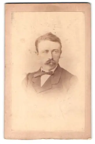 Fotografie unbekannter Fotograf und Ort, Porträt eines eleganten Herrn