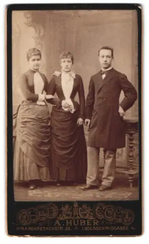 Fotografie A. Huber, Wien, Margarethenstrasse 36, Drei Personen im Studio