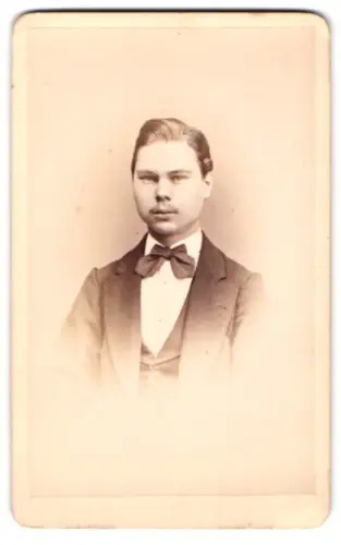 Fotografie Georg Aulmann, Offenbach am Main, Hospitalstrasse 16, Porträt eines jungen Mannes