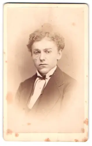 Fotografie Georg Aulmann, Offenbach a. M., Hospitalstrasse 16, Porträt eines jungen Mannes