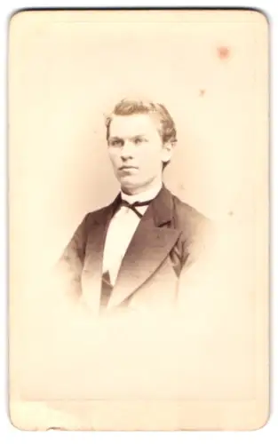 Fotografie Georg Aulmann, Offenbach am Main, Hospitalstrasse 16, Porträt eines jungen Mannes