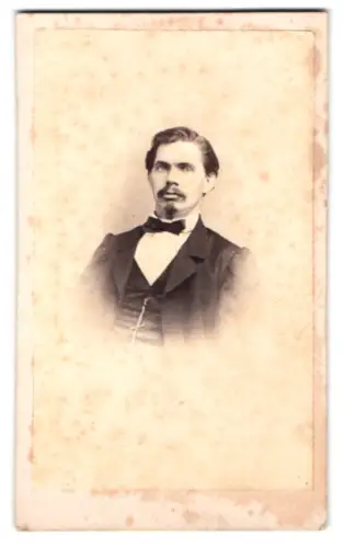 Fotografie C. Schumacher, Offenbach, Porträt eines eleganten Herrn