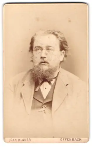 Fotografie Jean Klauer, Offenbach, Domstrasse 65, Porträt eines Herrn mit Brille und Bart