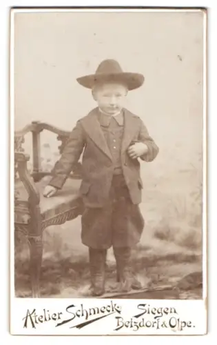 Fotografie Heinrich Schmeck, Siegen, Bahnhofsstrasse 12, Junge mit Hut neben Stuhl