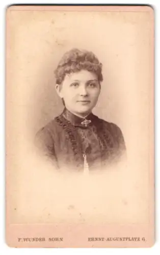 Fotografie F. Wunder Sohn, Hannover, Ernst-August-Platz 6, Porträt einer Frau