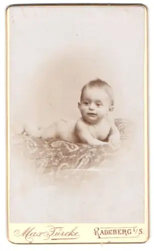 Fotografie Max Türcke, Radeberg i. S., Lange Strasse 1, Porträt eines Kindes