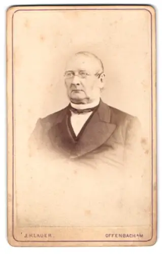 Fotografie J. Klauer, Offenbach am Main, Dom-Str. 65, Porträt eines älteren Mannes mit Brille