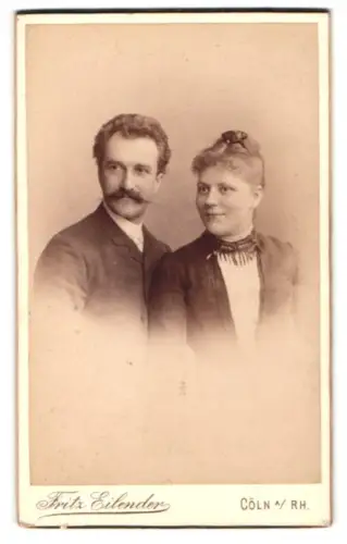 Fotografie Fritz Eilender, Cöln, Gegenüber dem Stadt-Theater, Porträt eines Paares