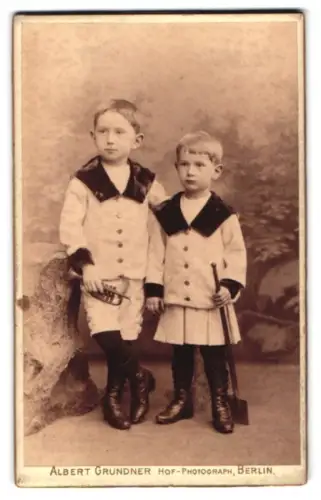 Fotografie Albert Grundner, Berlin, Leipziger Strasse 47, Zwei Jungen in Matrosenanzügen