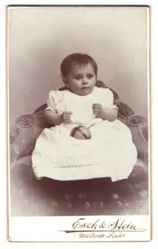 Fotografie Esch & Stein, Mülheim a. d. Ruhr, Kleines Kind auf einem Sessel sitzend