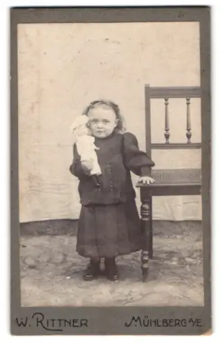 Fotografie W. Rittner, Mühlberg a. E., Kleinkind mit Puppe und Stuhl