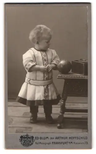 Fotografie Ed. Blum Nachfolger Arthur Hoffschild, Frankfurt am Main, Kaiserstr. 73, Kleinkind mit Spielzeug